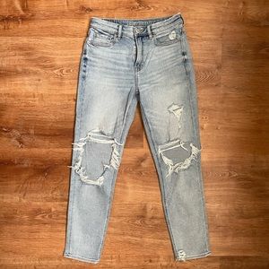 AE Super Distressed High Rise Mom Jean (2L)